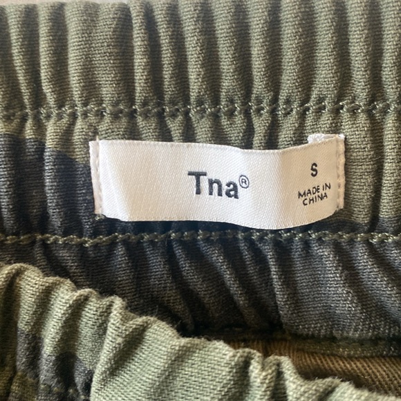 TNA Aritzia Alix Camo Jogger Pants - Picture 4 of 5
